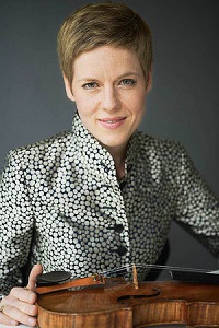 Enge Beziehung zum Instrument Isabelle Faust Foto Detlev Schneider